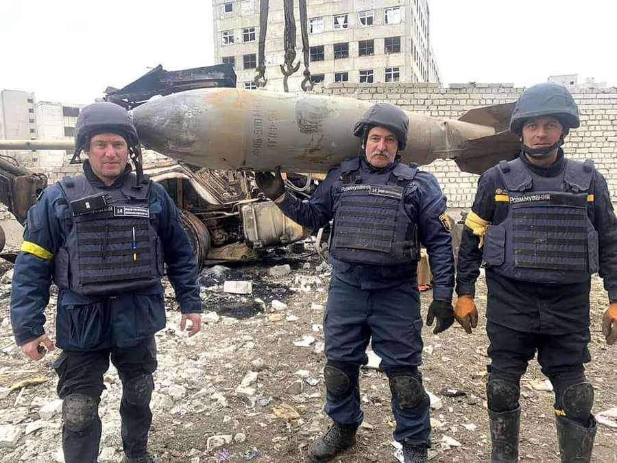 Collecting of Russian bombs in Kharkiv 4 March 2022 82050