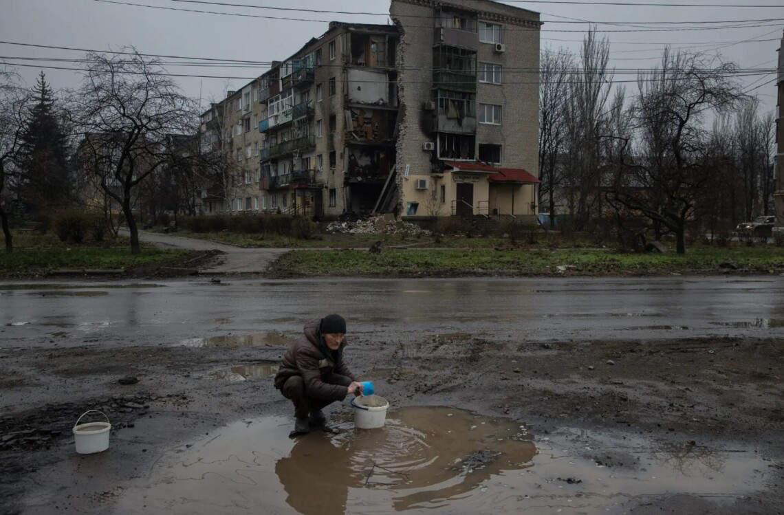 Люди в Бахмуті набирають воду із калюж